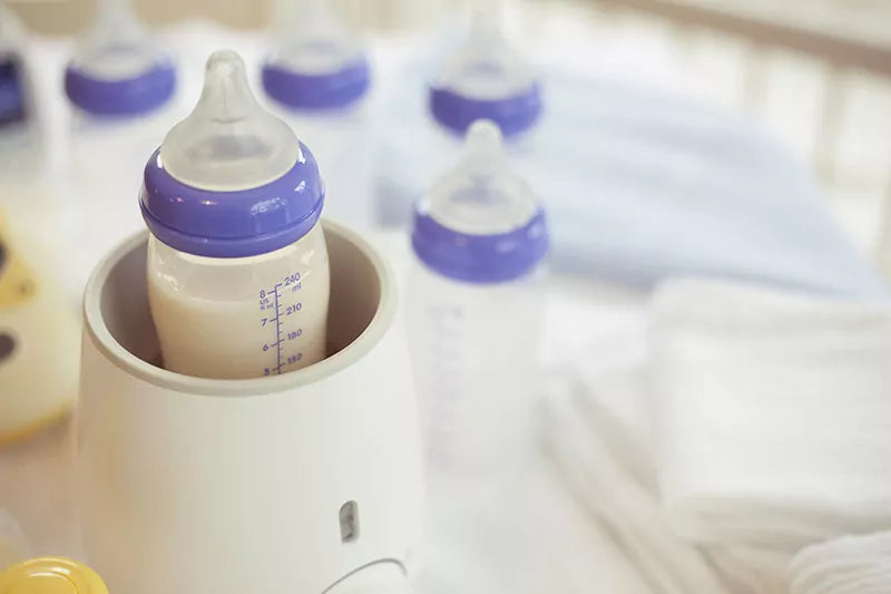 Pourquoi chauffer un biberon classique en plastique pose problème